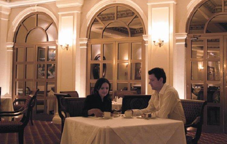 Safi Royal Luxury Valle San Pedro Garza García Étterem fotó A restaurant in Tehran