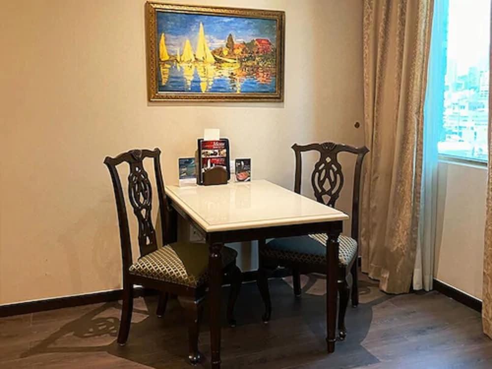 Safi Royal Luxury Valle San Pedro Garza García Kültér fotó A table and two chairs