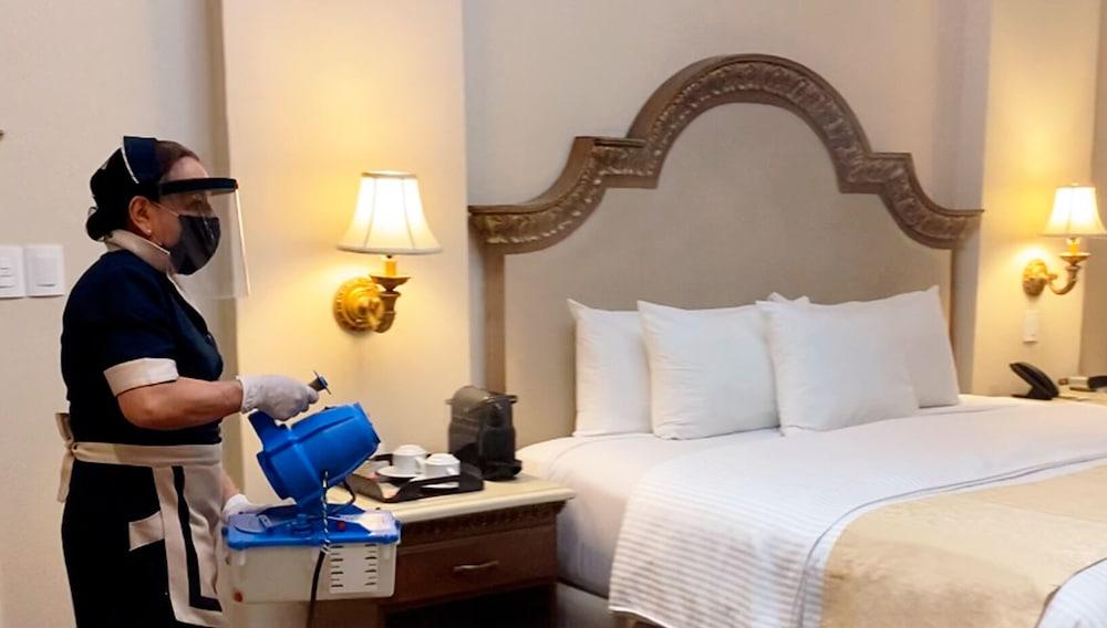 Safi Royal Luxury Valle San Pedro Garza García Kültér fotó A hotel employee cleans a guest room at the Hilton San Francisco Airport.