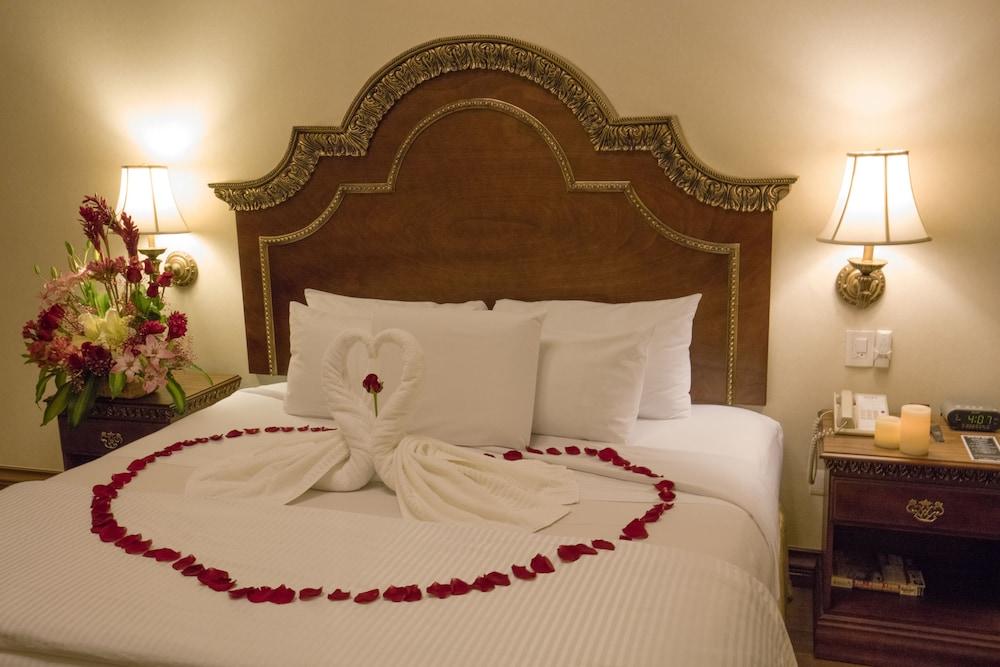 Safi Royal Luxury Valle San Pedro Garza García Kültér fotó A bed with a towel swan