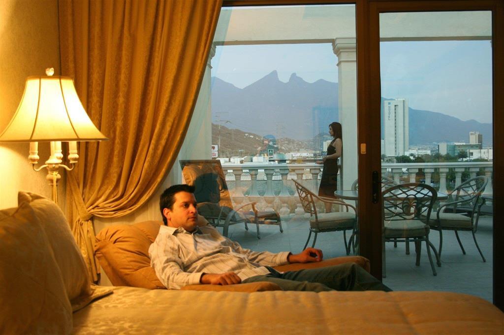 Safi Royal Luxury Valle San Pedro Garza García Szoba fotó A guest at the Four Seasons Hotel in Santiago, Chile