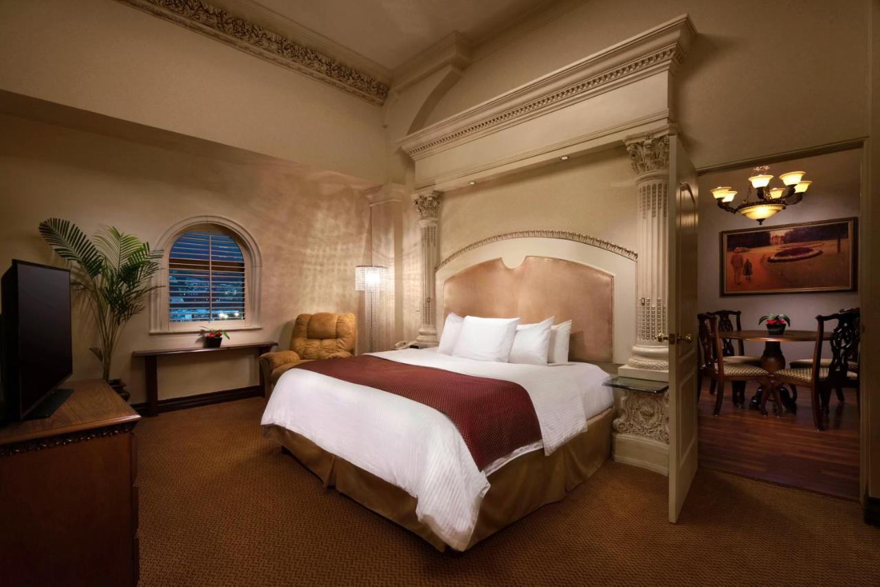 Safi Royal Luxury Valle San Pedro Garza García Kültér fotó A guest room at the Wynn