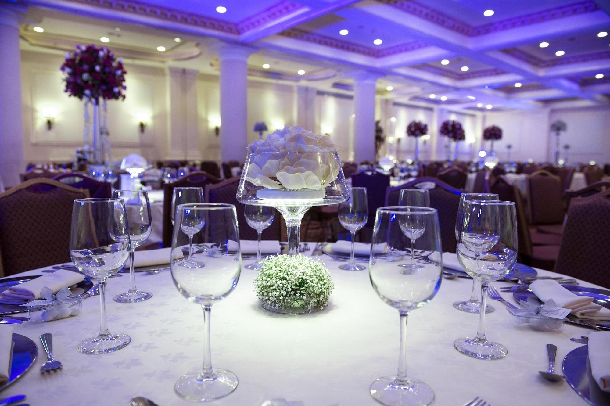 Safi Royal Luxury Valle San Pedro Garza García Kültér fotó A table set for a formal dinner