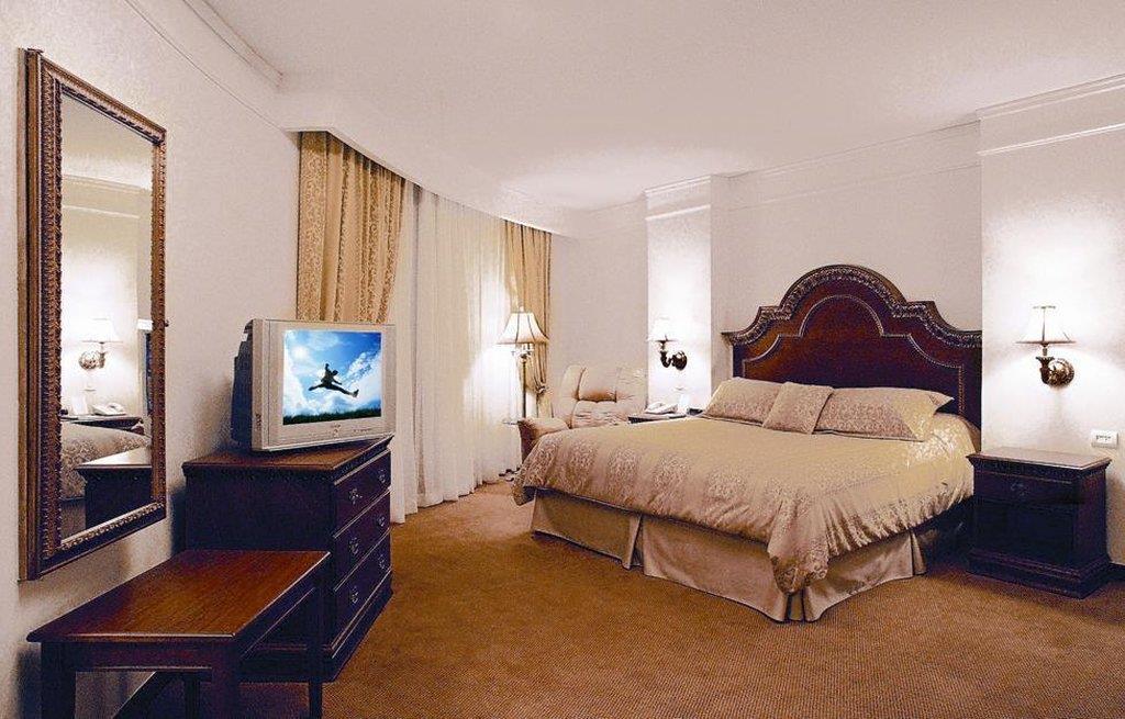 Safi Royal Luxury Valle San Pedro Garza García Szoba fotó A bedroom at the Waldorf Astoria New York