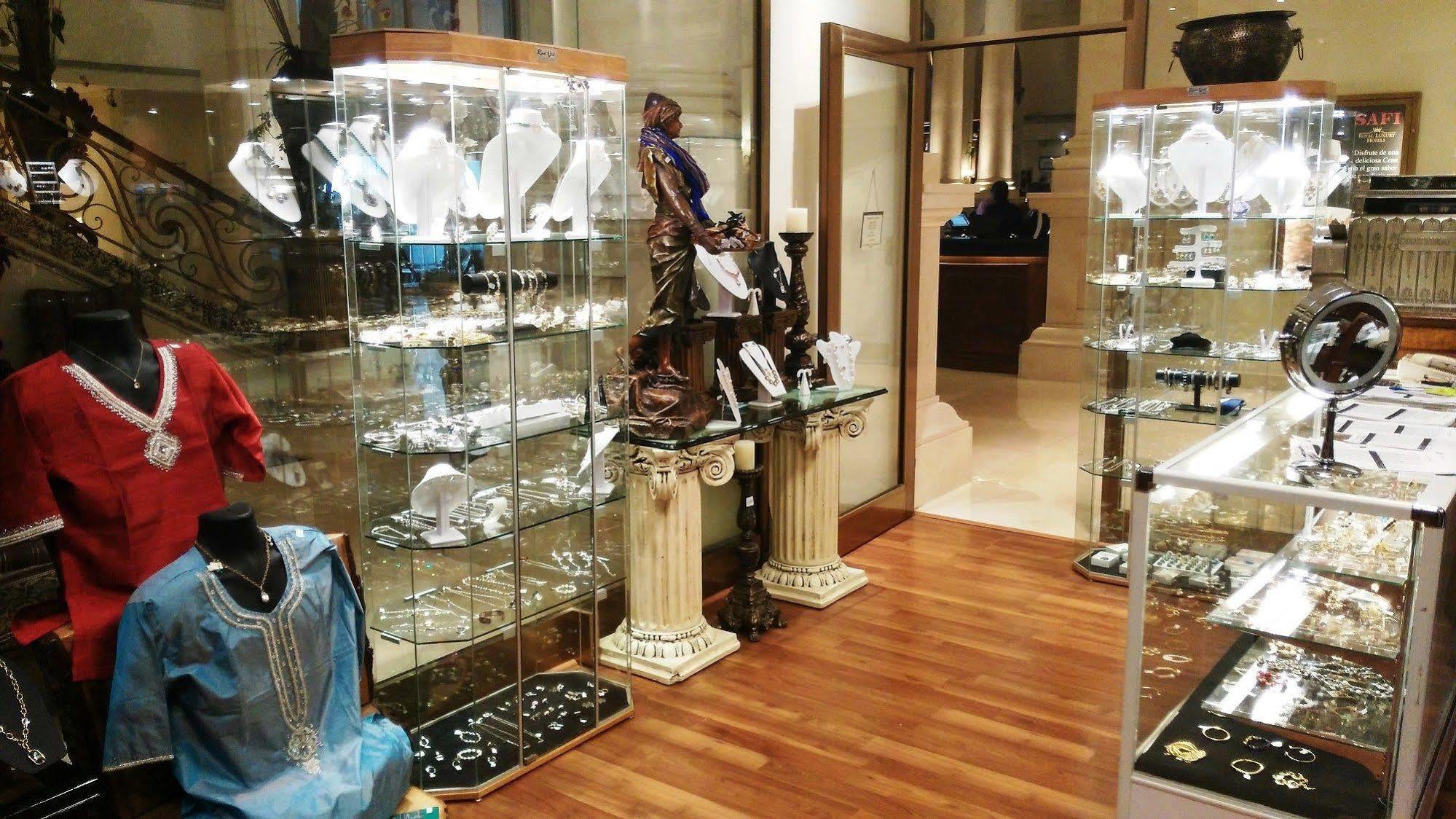 Safi Royal Luxury Valle San Pedro Garza García Kültér fotó A jewellery shop in the shopping mall